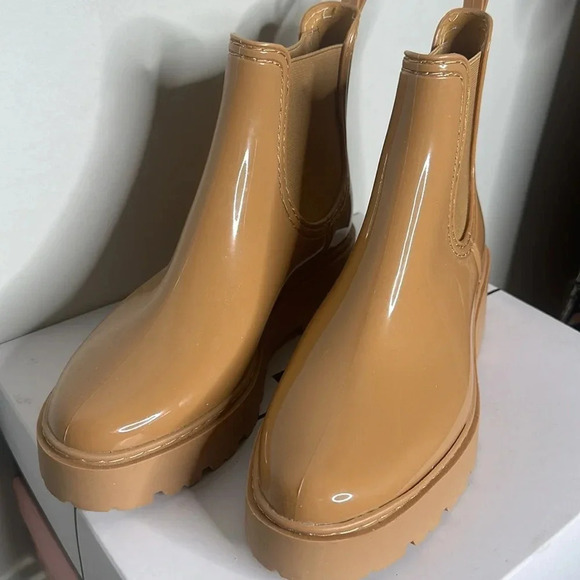 DV BY DOLCE VITA THUNDER LUG SOLE ANKLE RAIN BOOT Women's Sz 9 SHINY TAN BOOTIE - Picture 3 of 9